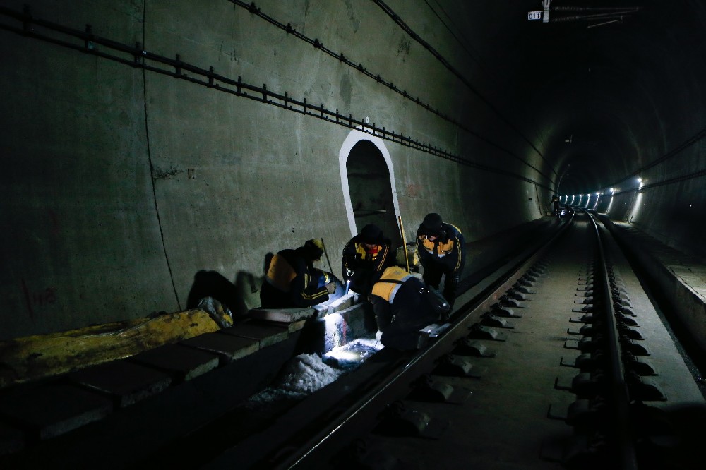 安庆铁路运营隧道病害现状